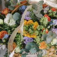 Aranjament cu muscari, ranunculus și veronica