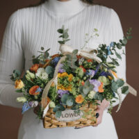 Aranjament cu muscari, ranunculus și veronica