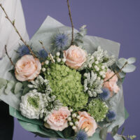 Buchet cu hortensie verde și trandafiri peach