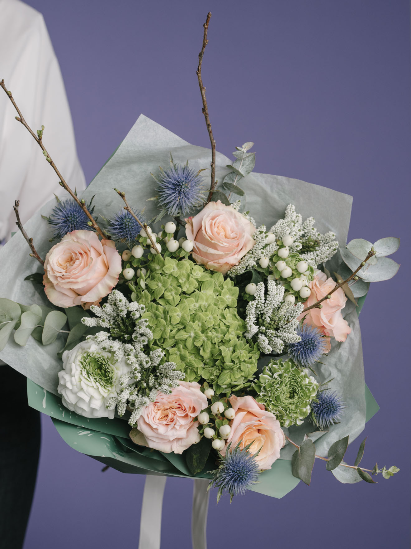 Buchet cu hortensie verde și trandafiri peach