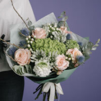 Buchet cu hortensie verde și trandafiri peach