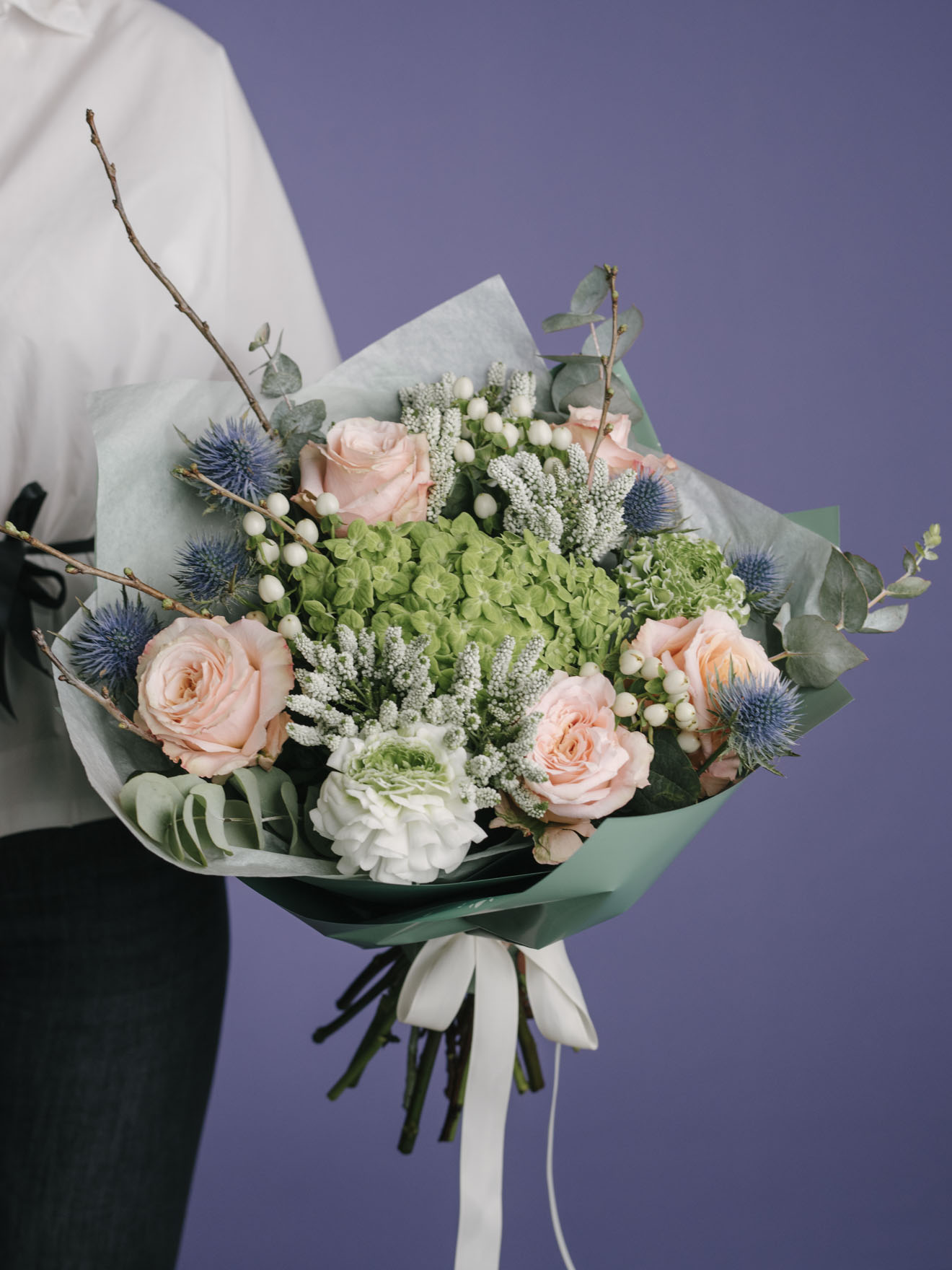 Buchet cu hortensie verde și trandafiri peach