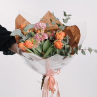 Buchet cu lalele și ranunculus