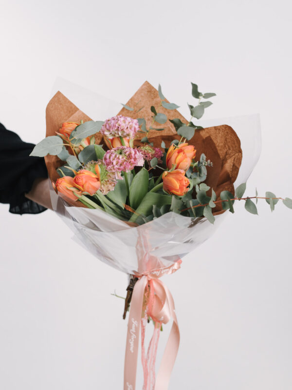 Buchet cu lalele și ranunculus