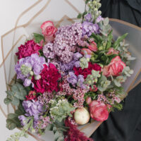 Buchet cu liliac, bujor și matthiola