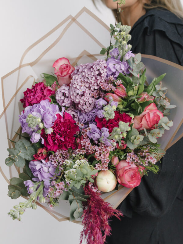 Buchet cu liliac, bujor și matthiola