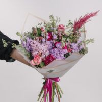 Buchet cu liliac, bujor și matthiola