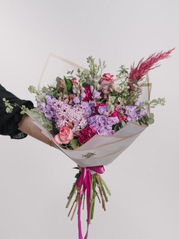 Buchet cu liliac, bujor și matthiola