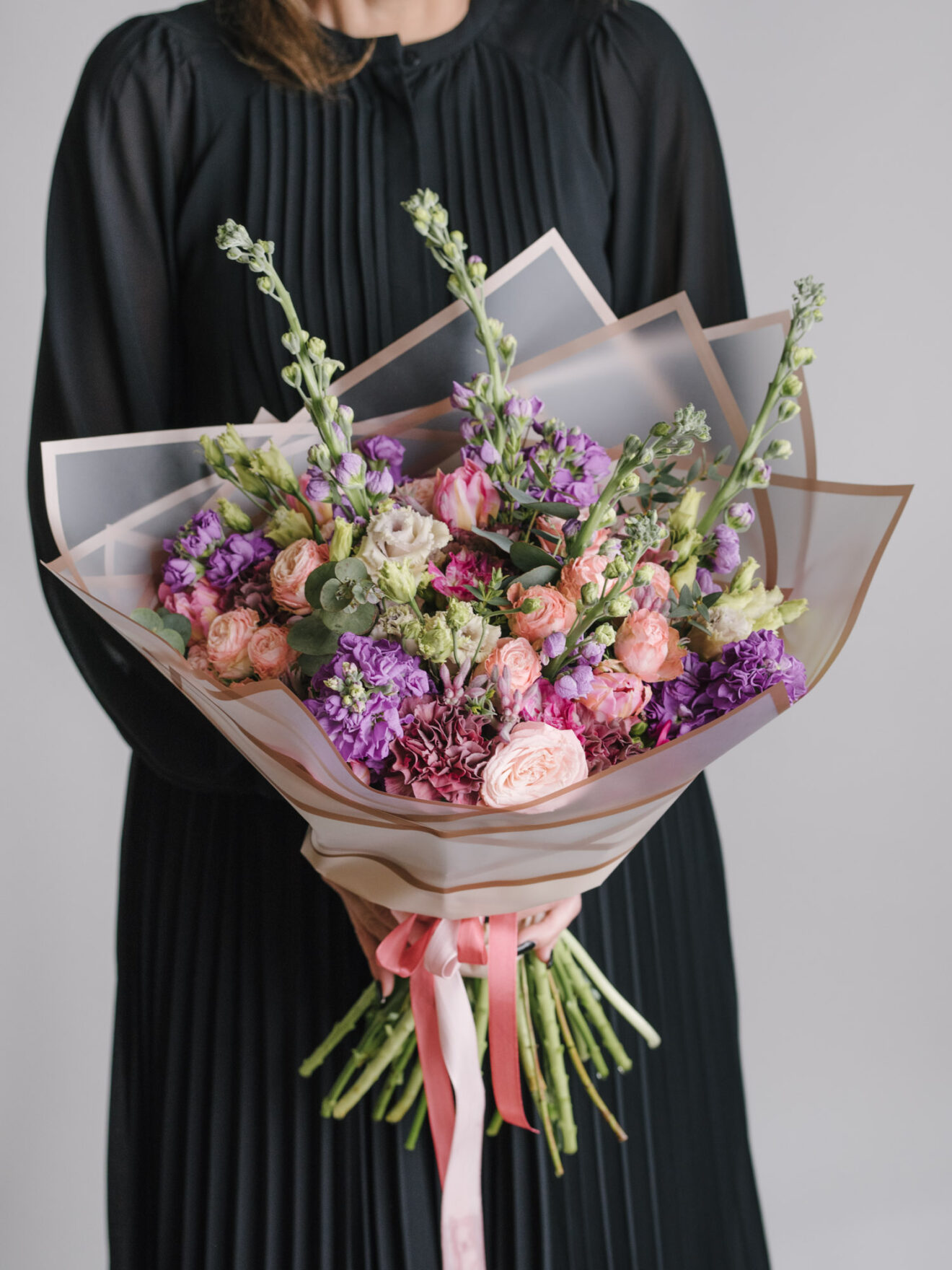 Buchet cu matthiola mov / mini trandafiri