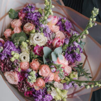 Buchet cu matthiola mov / mini trandafiri