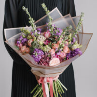 Buchet cu matthiola mov / mini trandafiri