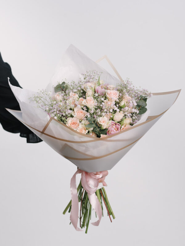 Buchet cu mini trandafiri și lalele