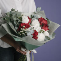 Buchet cu ranunculus în nuanțe de alb și roșu
