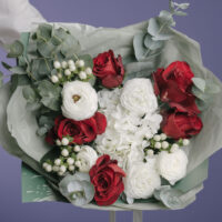 Buchet cu ranunculus în nuanțe de alb și roșu