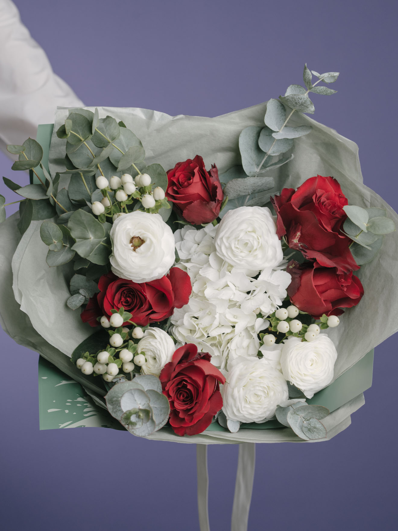 Buchet cu ranunculus în nuanțe de alb și roșu