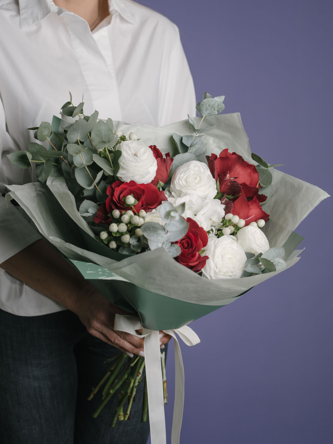 Buchet cu ranunculus în nuanțe de alb și roșu