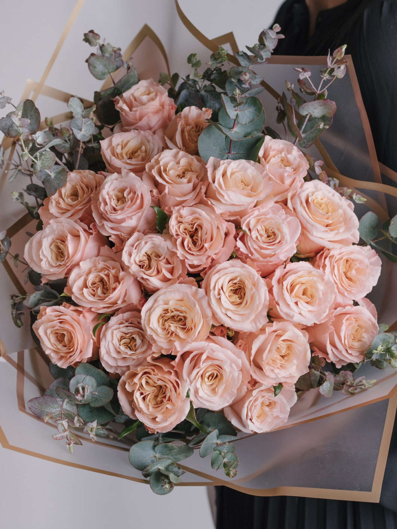 Buchet-Cu-Trandafiri-Corai