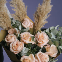 Buchet cu trandafiri peach și pampas