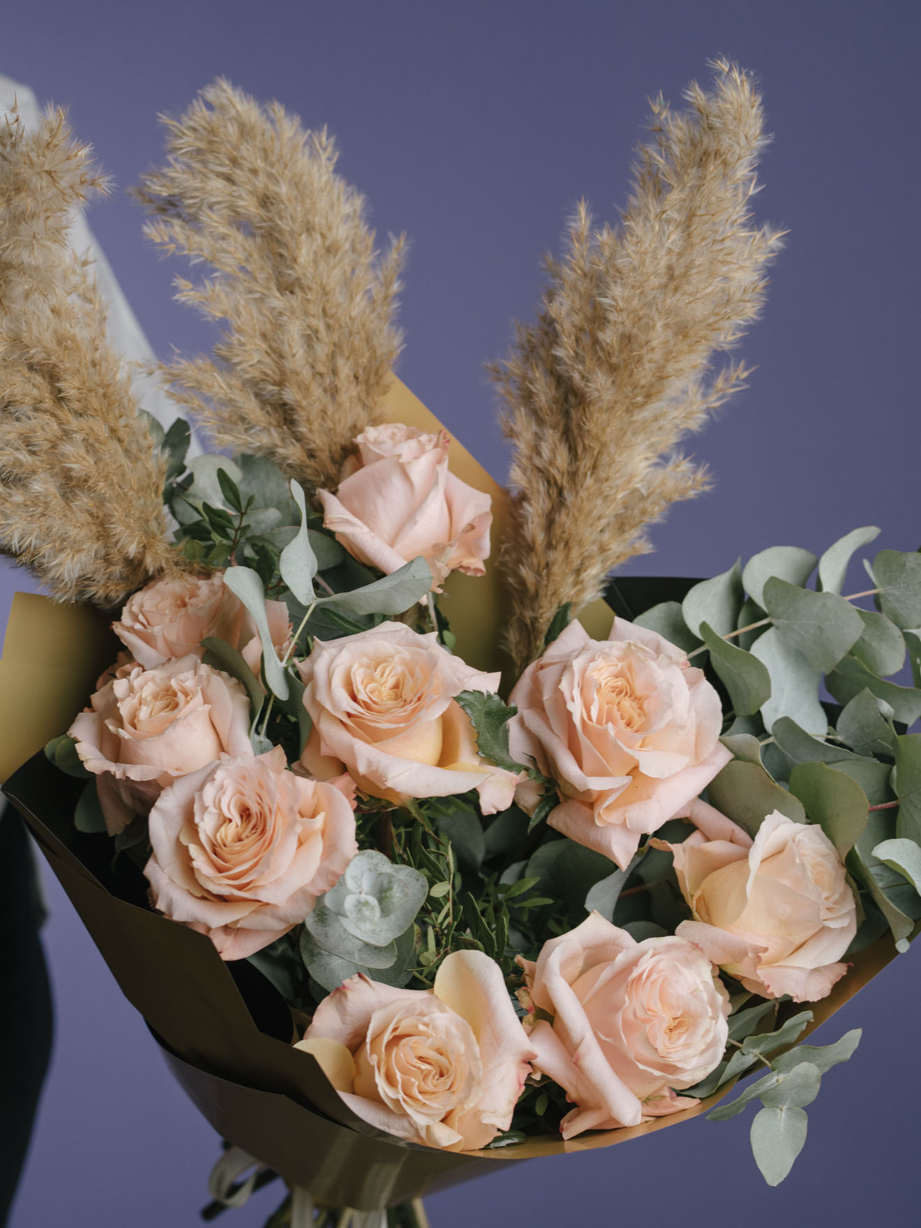 Buchet cu trandafiri peach și pampas