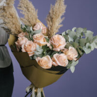 Buchet cu trandafiri peach și pampas