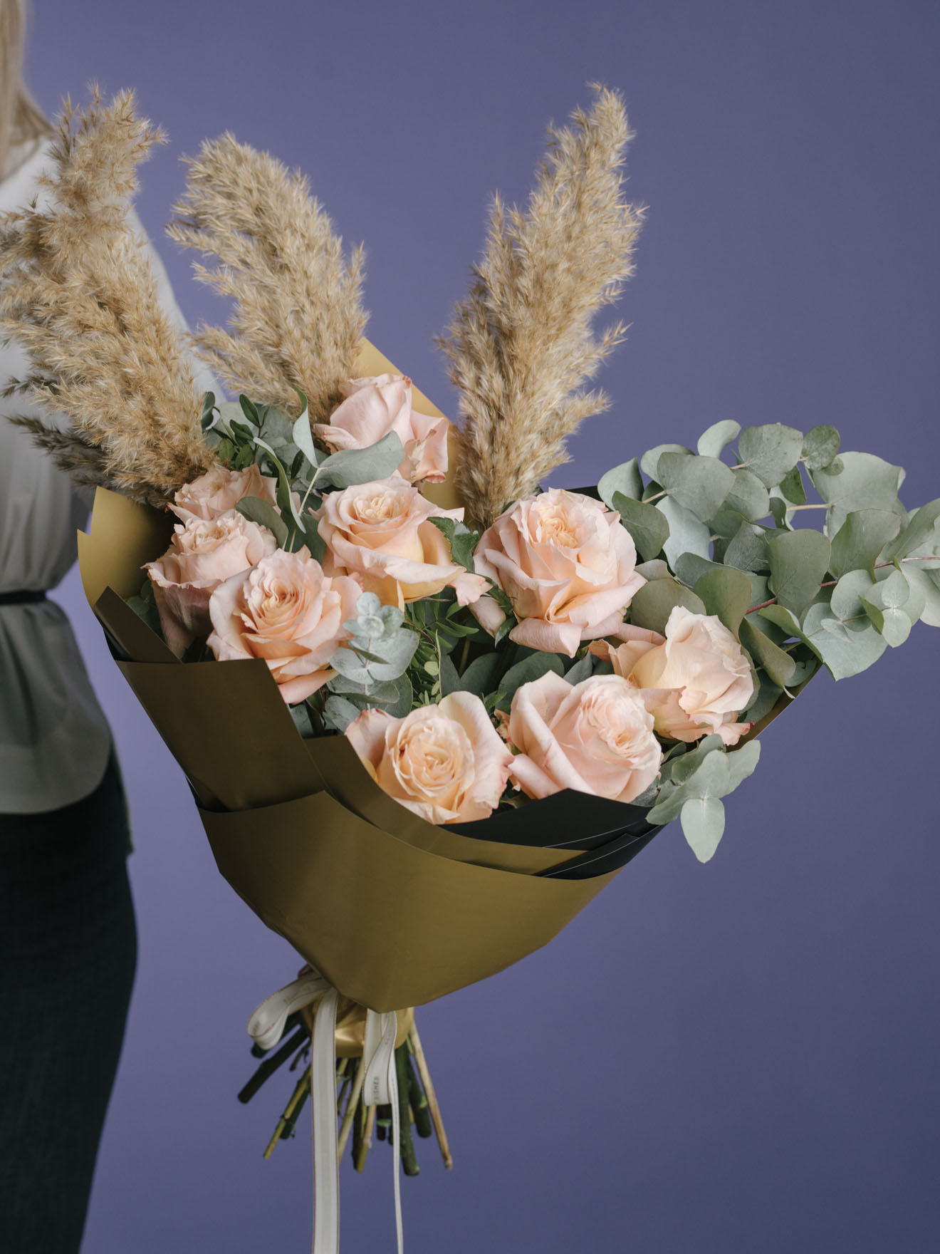 Buchet cu trandafiri peach și pampas