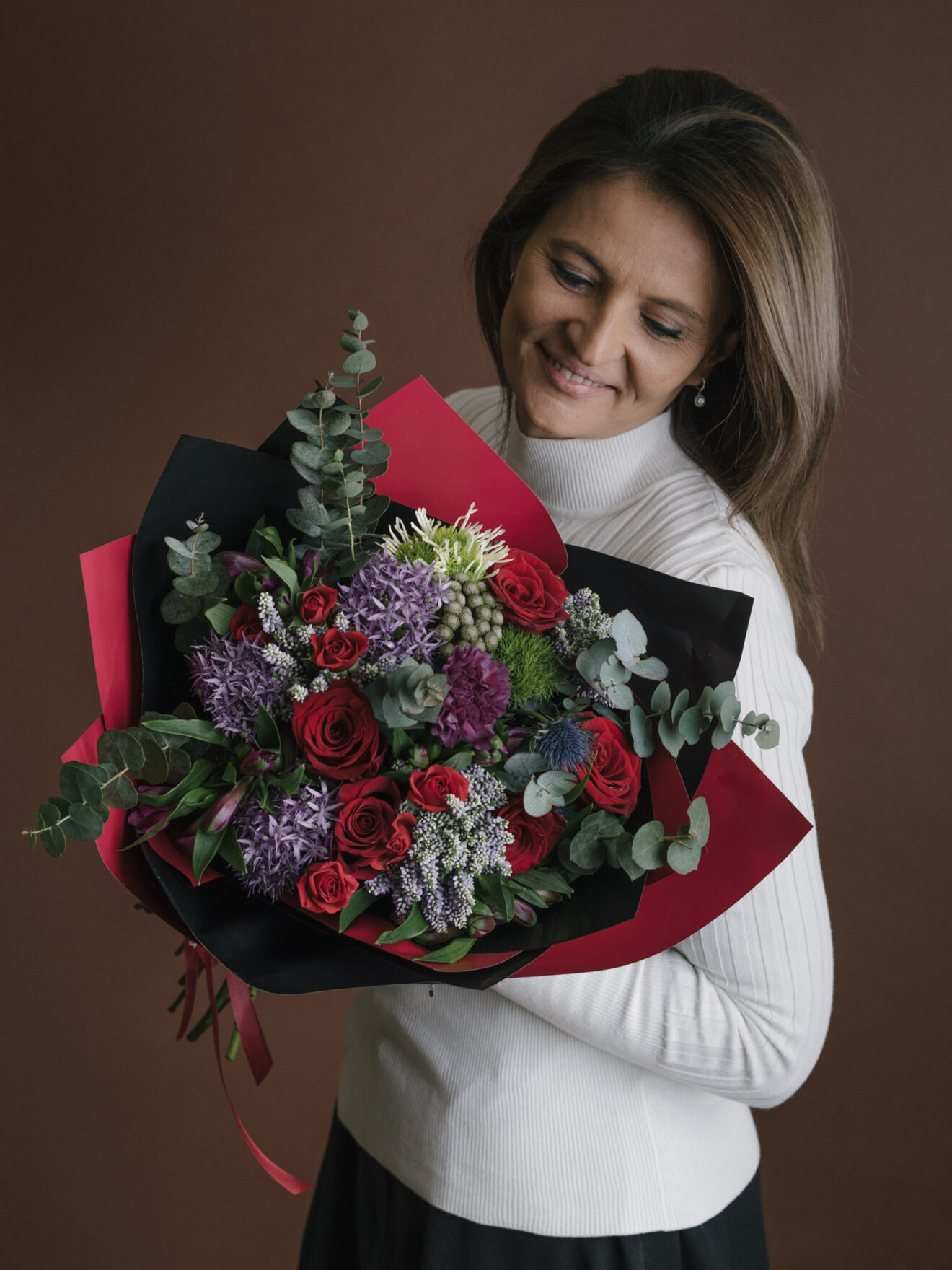 Buchet-Cu-Trandafiri-Rosii-Si-Allium