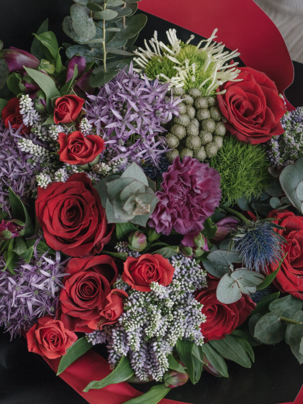 Buchet-Cu-Trandafiri-Rosii-Si-Allium