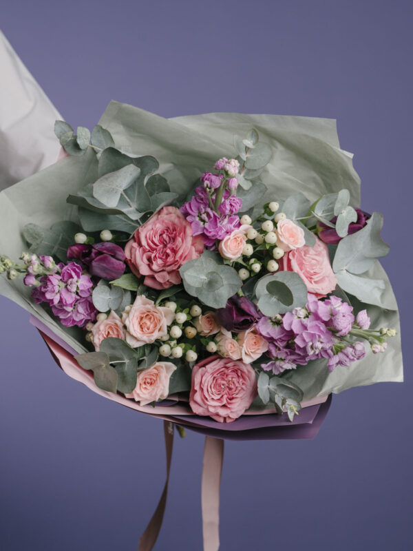 Buchet Emily cu matthiola și lalele