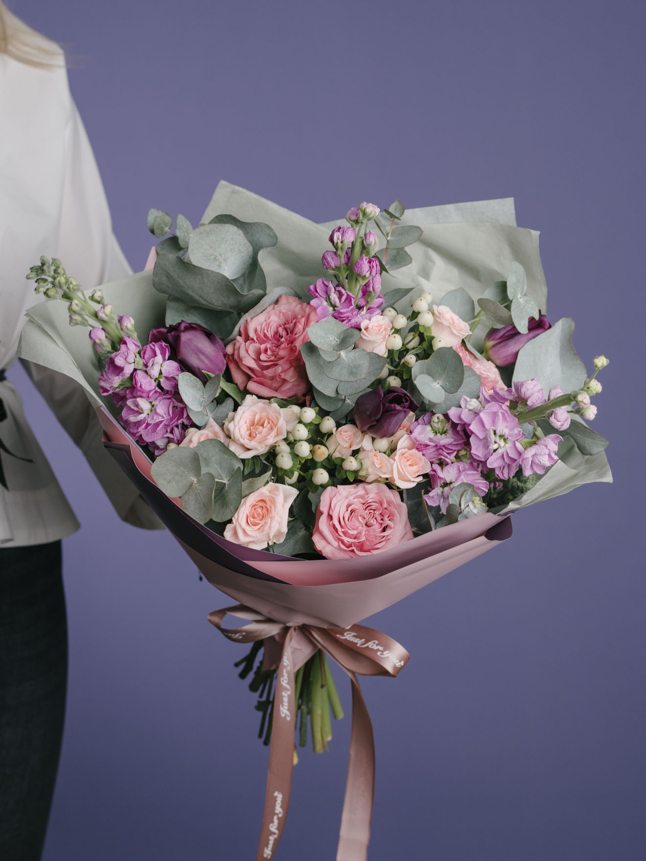 Buchet Emily cu matthiola și lalele