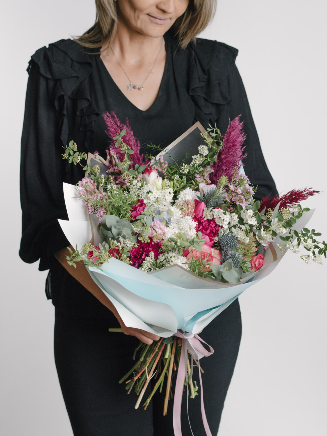 Buchet mixt cu flori luxuriante