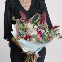Buchet mixt cu flori luxuriante
