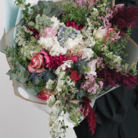 Buchet mixt cu flori luxuriante