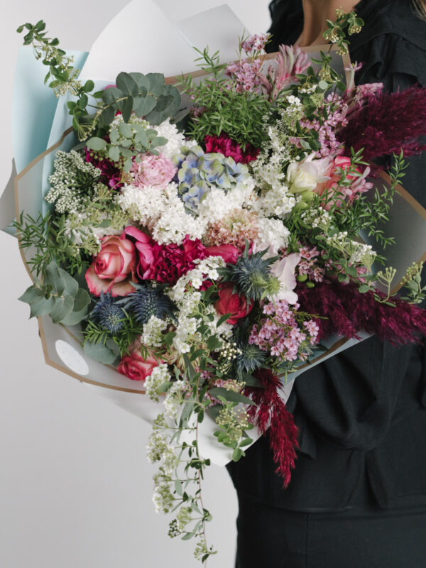 Buchet mixt cu flori luxuriante