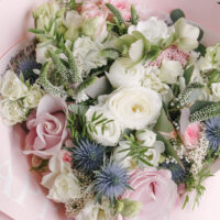 Buchet-Pastel-Cu-Ranunculus-Veronica-Eryngium