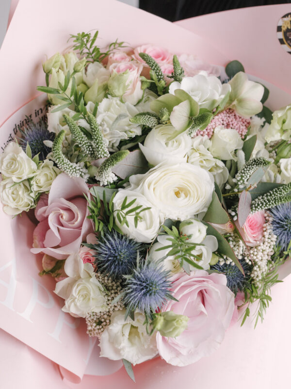 Buchet-Pastel-Cu-Ranunculus-Veronica-Eryngium