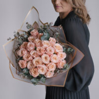 Buchet cu trandafiri corai