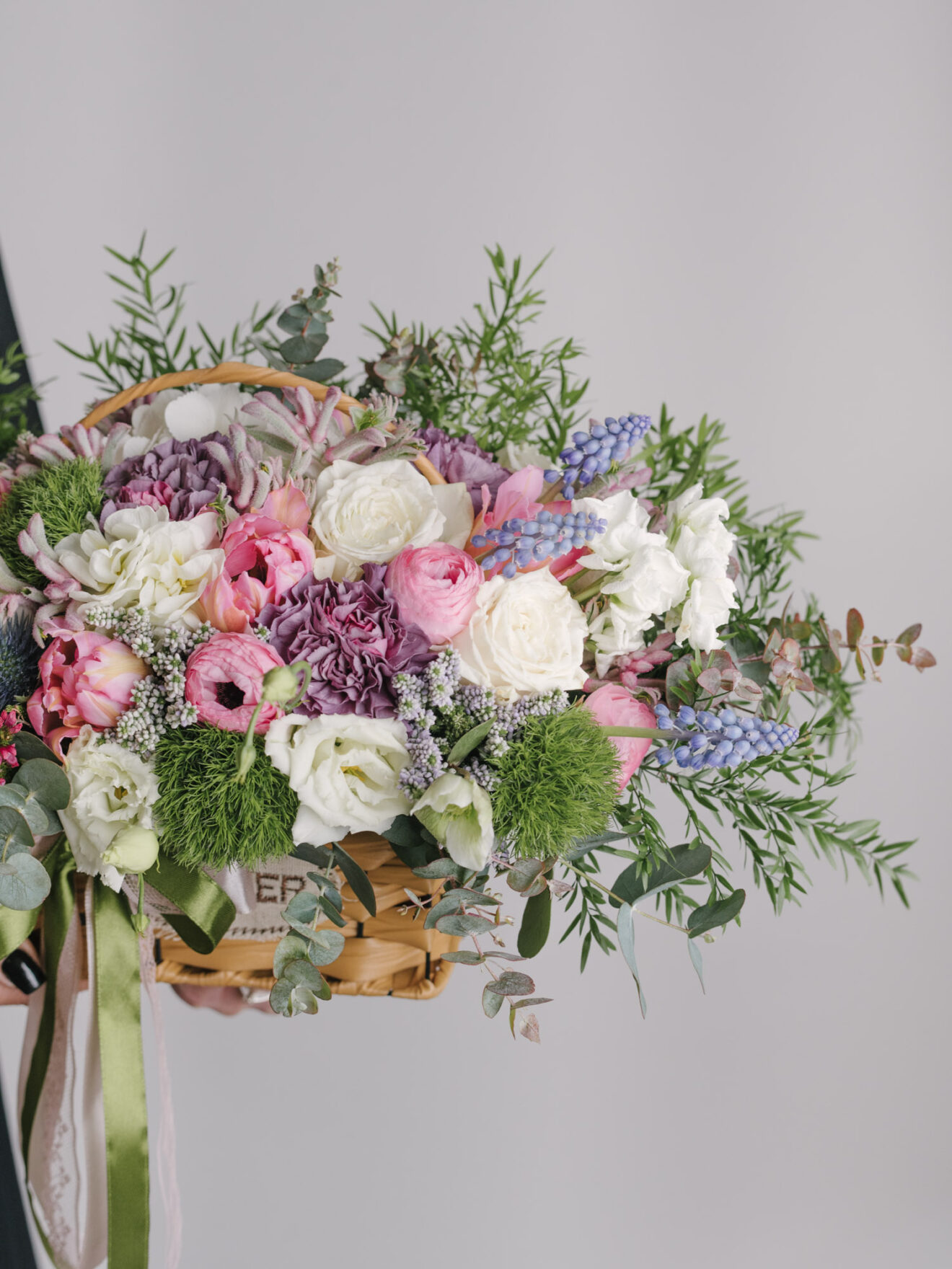 Coș cu mix de flori delicate