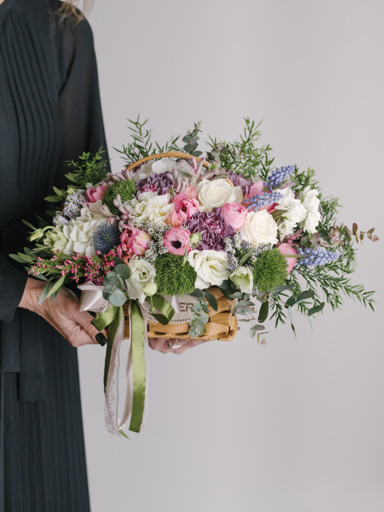 Coș cu mix de flori delicate