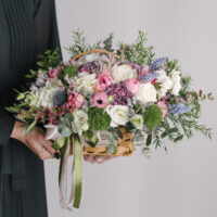 Coș cu mix de flori delicate