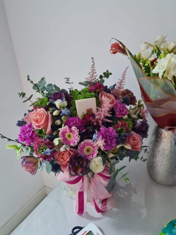 Aranjament cu flori roz Deluxe