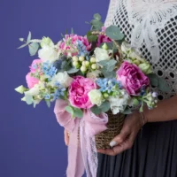 Aranjament cu bujori roz, eustoma și eryngium