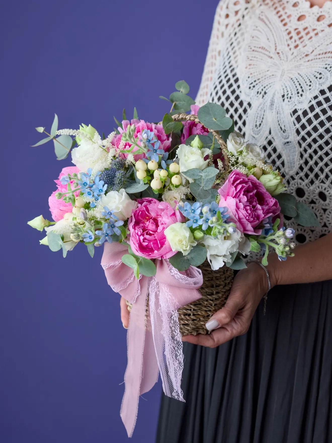 Aranjament cu bujori roz, eustoma și eryngium