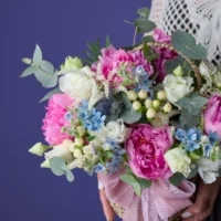 Aranjament cu bujori roz, eustoma și eryngium