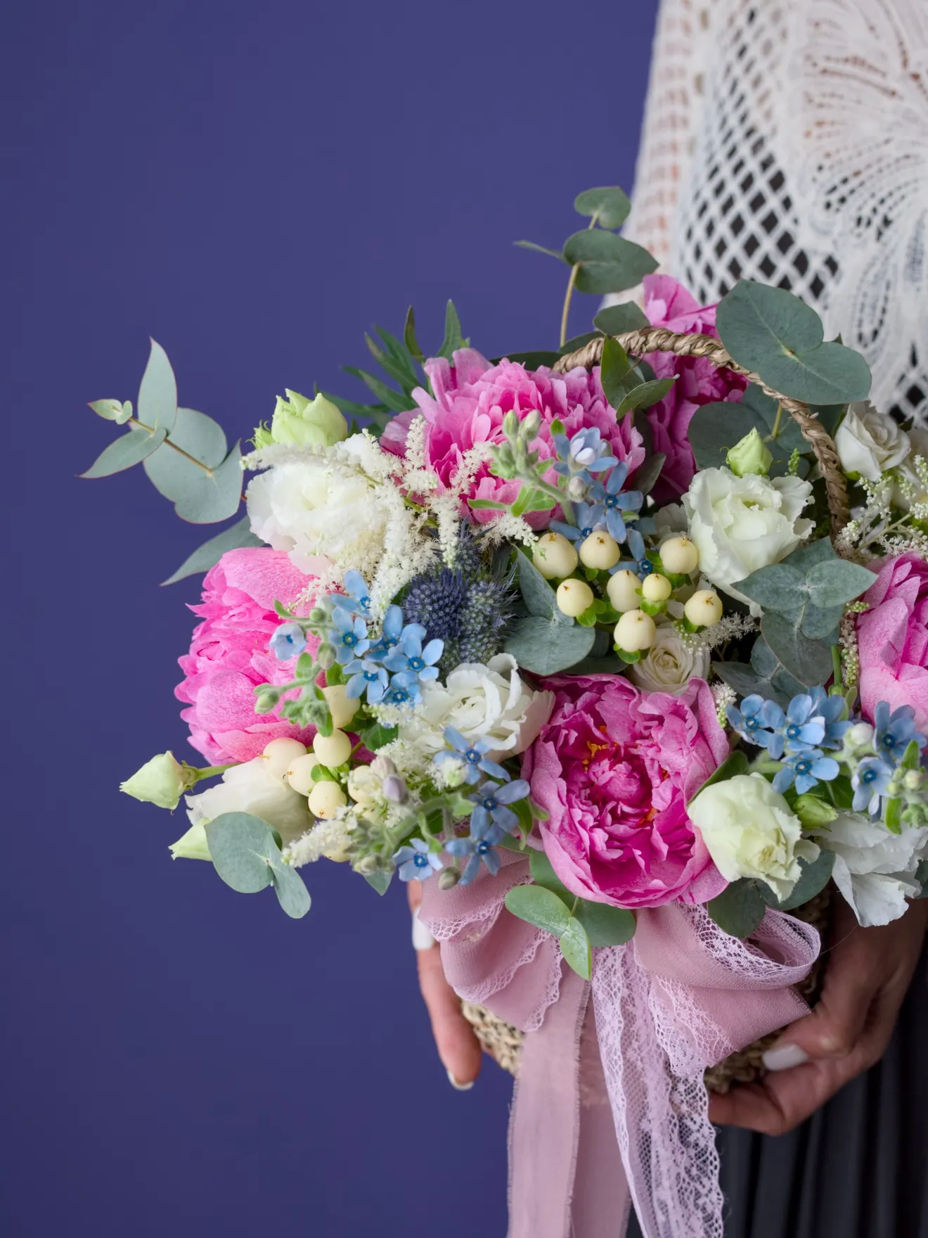 Aranjament cu bujori roz, eustoma și eryngium