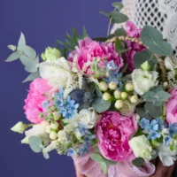 Aranjament cu bujori roz, eustoma și eryngium