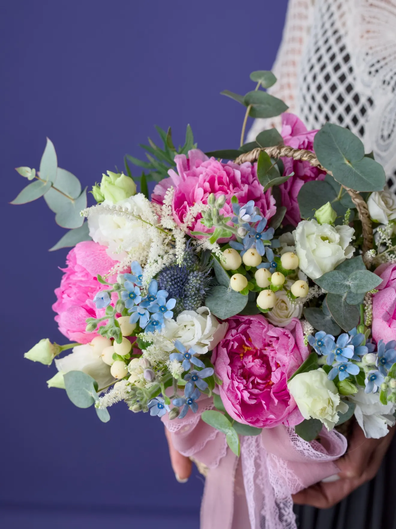 Aranjament cu bujori roz, eustoma și eryngium