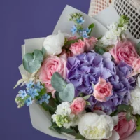 Buchet cu bujori albi, hortensii mov și trandafiri roz