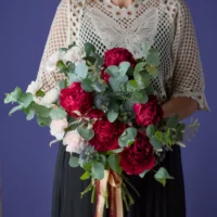 Buchet cu bujori roșii, eustoma și eryngium