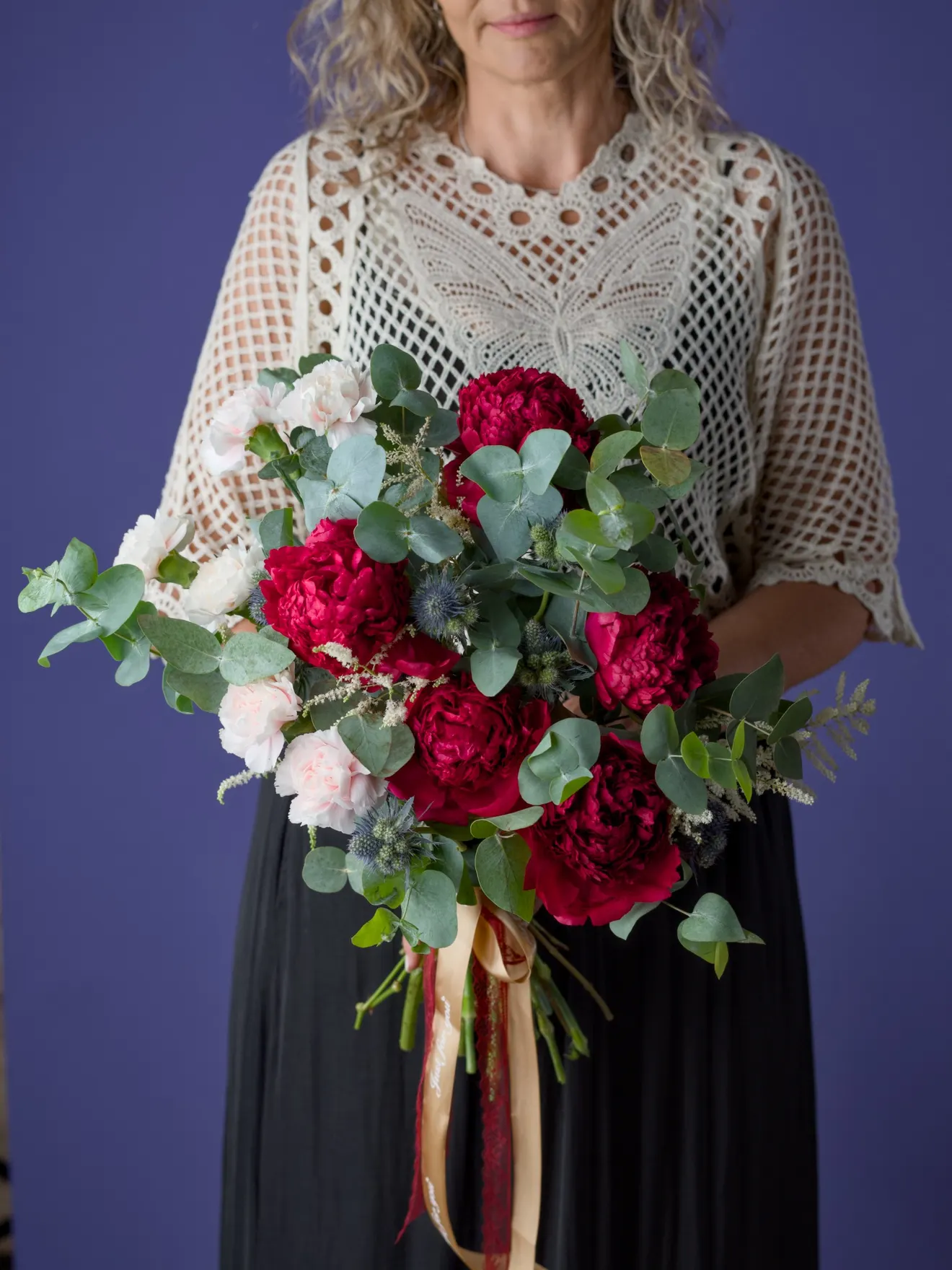 Buchet cu bujori roșii, eustoma și eryngium