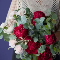 Buchet cu bujori roșii, eustoma și eryngium